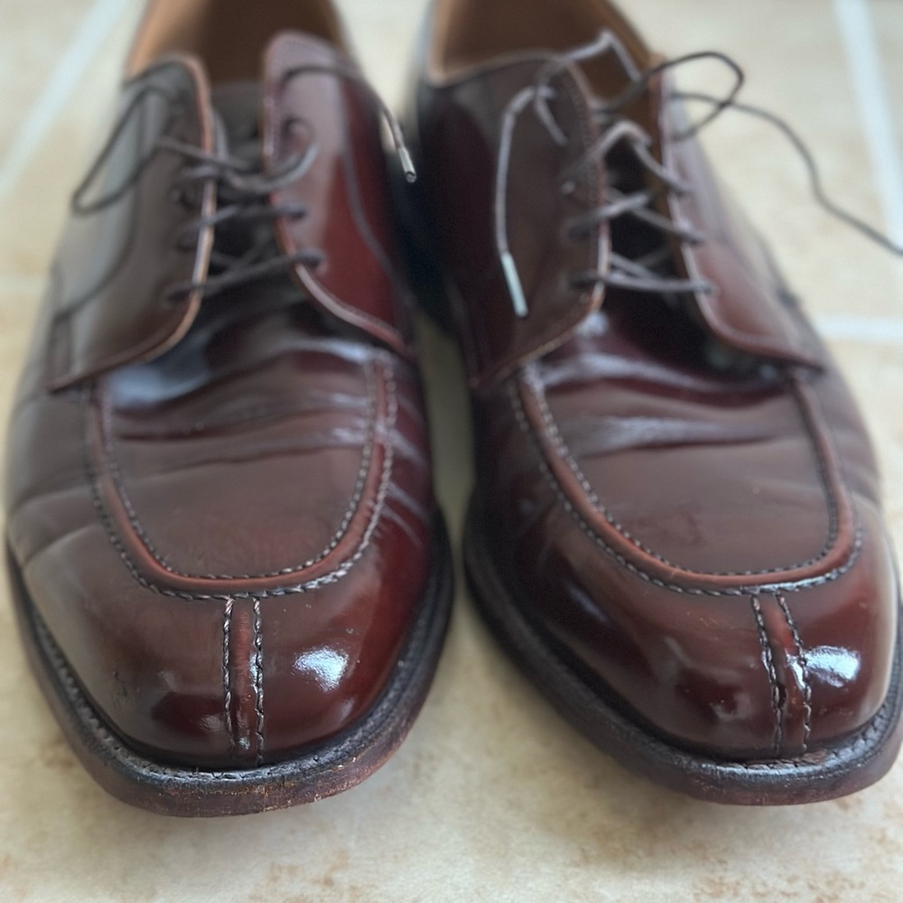Johnston & Murphy Brown Leather Oxfords with Elegant Detailing